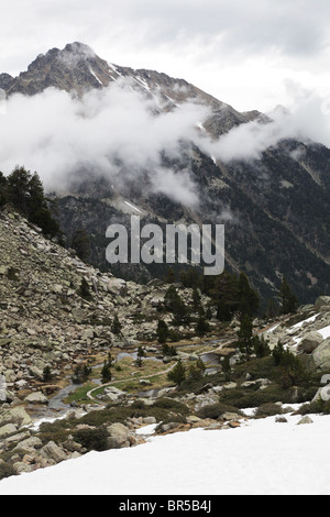 Sant Maurici Parco Nazionale di discesa dalla cima di Portarro d'Espot passare sulla traversa dei Pirenei nei Pirenei Spagna Foto Stock