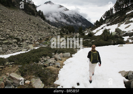 Sant Maurici Parco Nazionale di discesa dalla cima di Portarro d'Espot passare sulla traversa dei Pirenei nei Pirenei Spagna Foto Stock