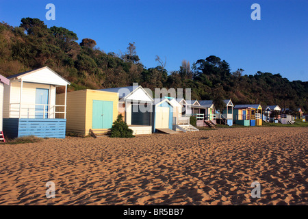 Ampia vista di coloratissimi BEACHOUSES Penisola di Mornington VICTORIA AUSTRALIA cielo blu sullo sfondo Foto Stock