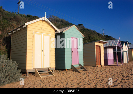 Ampia vista di coloratissimi BEACHOUSES Penisola di Mornington VICTORIA AUSTRALIA cielo blu sullo sfondo Foto Stock