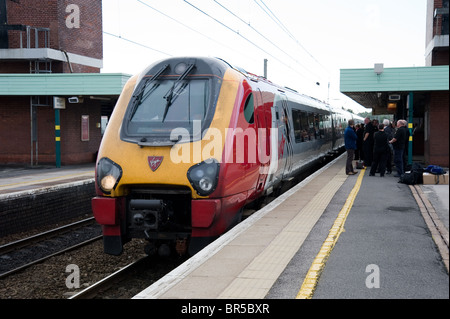 Una Vergine Voyager express treno passeggeri arrivando alla stazione Wigan North Western Foto Stock