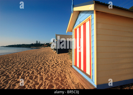 Ampia vista di coloratissimi BEACHOUSES Penisola di Mornington VICTORIA AUSTRALIA cielo blu sullo sfondo Foto Stock