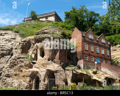 Vista di Nottingham Castle e Mortimer il foro dal cantiere di tini di filtrazione Museum, Nottingham England Regno Unito Foto Stock