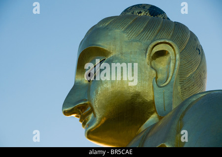 Il gigante Golden Budda seduto di Ban Krut Beach in Thailandia Foto Stock