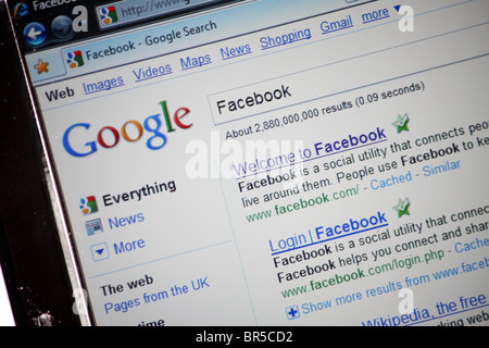 La ricerca in internet in Googles motore di ricerca per il social network Facebook sito web; come visualizzato nei risultati Foto Stock