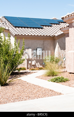 Montati sul tetto pannelli solari di alimentazione di energia elettrica al Suburban homes in Arizona. Foto Stock