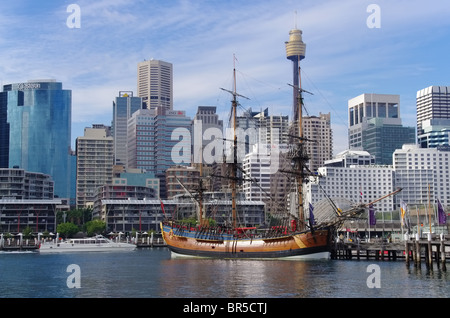 Darling Harbour e la replica di HMS si sforzano di fronte alla Australian National Maritime Museum a Sydney in Australia Foto Stock