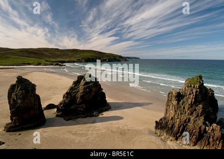 Pilastri di roccia sulla spiaggia di Garry a Traig Gheardha, East Coast di Lewis, Ebridi Esterne. La Scozia. SCO 6630 Foto Stock