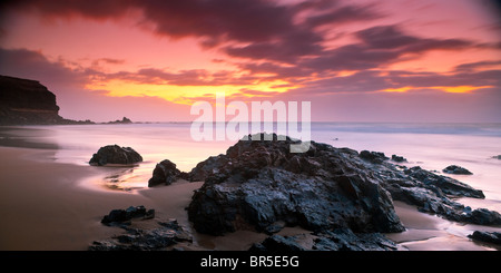 Tramonto sulla spiaggia vuota Fuerteventura Isole Canarie Spagna Foto Stock