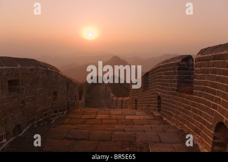 La Grande Muraglia di avvolgimento in montagna al tramonto, Jinshanling, Hebei, Cina Foto Stock