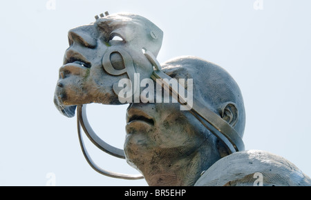 "La Chase' acciaio inossidabile scultura davanti al Barber Vintage Motorsports Museum di Birmingham, Alabama, STATI UNITI D'AMERICA Foto Stock