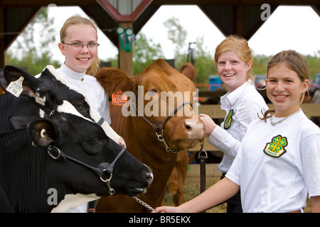 Nord America Canada Ontario ragazze adolescenti con vacche alla fiera agricola Foto Stock