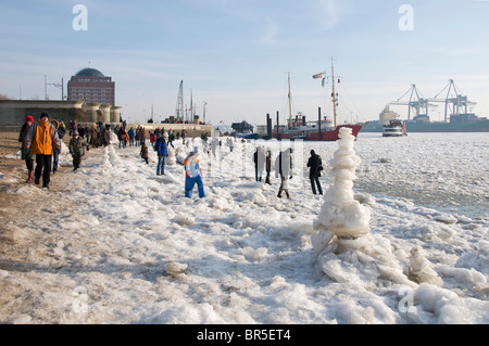 Pedoni sul Elbstrand Oevelgoenne vicino al porto di Hamburg, Amburgo, Germania, Europa Foto Stock