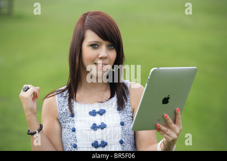 Donna che mantiene un Apple iPad in una mano. Foto Stock
