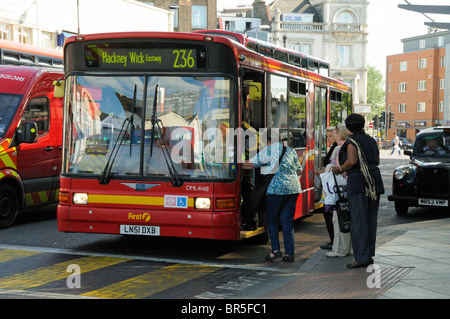 Persone di salire a bordo di una 236 single decker bus a Finsbury Park Londra Inghilterra REGNO UNITO Foto Stock