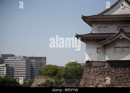 Il castello di Osaka e dello skyline di grattacieli, in Osaka, Giappone Foto Stock
