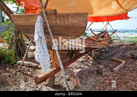 Nungwi, Zanzibar, Tanzania. Dhow chiglia in costruzione, Boat Building. Foto Stock