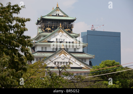 Il castello di Osaka e dello skyline di grattacieli, in Osaka, Giappone Foto Stock