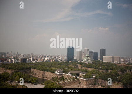 Il castello di Osaka e dello skyline di grattacieli, in Osaka, Giappone Foto Stock
