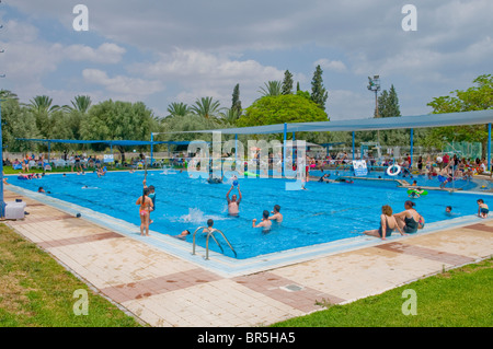 Israele, Valle del Giordano, Kibbutz Ashdot Yaacov, Piscina esterna Foto Stock