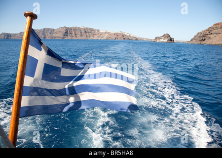 Bandiera Greca volando sopra la barca wake Foto Stock