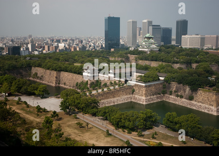 Il castello di Osaka con moderni grattacieli dietro, di Osaka in Giappone. Foto Stock