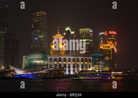 Vista notturna della skyline lungo il fiume Huangpu, Shanghai, Cina Foto Stock