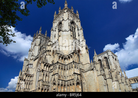 Una vista di estate di York Minster e York, Yorkshire County, England, Regno Unito Foto Stock