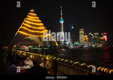 Vista notturna di Pudong dominato da Oriental Pearl TV Tower lungo il fiume Huangpu, Shanghai, Cina Foto Stock