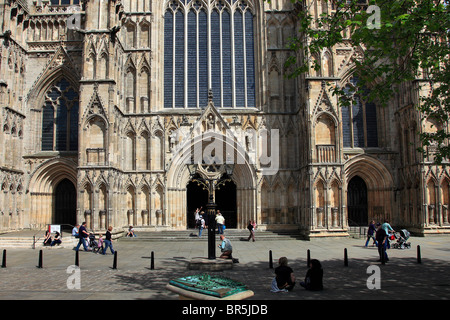 Una vista di estate di York Minster e York, Yorkshire County, England, Regno Unito Foto Stock