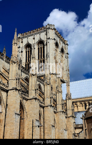 Una vista di estate di York Minster e York, Yorkshire County, England, Regno Unito Foto Stock