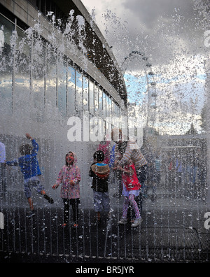 Bambini che giocano in Fontane di Southbank Centre di Londra Foto Stock