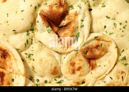 Fatto in casa pane Naan tradizionalmente Cucina Indiana Foto Stock