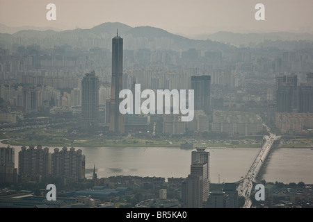 Skyline di Seoul e la 'KLI 63 edificio", a Seul, in Corea del Sud. Foto Stock