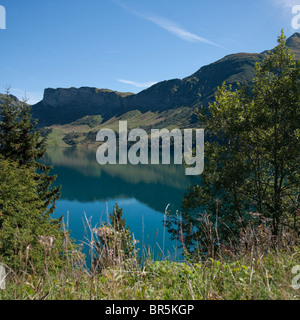 Lac de Roselend e Roc du Biolley, Beaufortain, Savoie, Francia Foto Stock