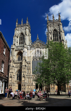 Una vista di estate di York Minster e York, Yorkshire County, England, Regno Unito Foto Stock