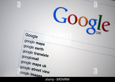 Il motore di ricerca Google sito web su internet; mostra i prodotti Google. Foto Stock