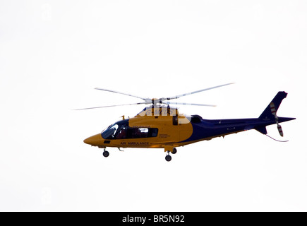 Un Air Ambulance elicotteri volare verso l'aeroporto di Nottingham East Midlands. Foto Stock