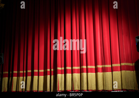 Chiusa la tenda rossa Foto Stock