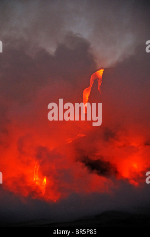 Aumento del vapore su off la lava scorre in oceano, vulcano Kilauea, isole Hawaii, Stati Uniti Foto Stock