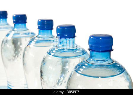 Una fila di bottiglie di acqua minerale isolato su bianco Foto Stock