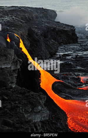 Il fiume di lava fusa che scorre verso il mare del vulcano Kilauea, isole Hawaii, STATI UNITI D'AMERICA Foto Stock