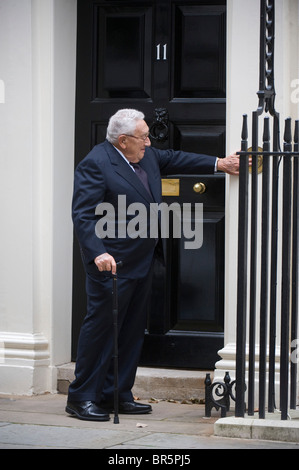 Henry Kissinger arriva 11 Downing Street residence del Cancelliere dello scacchiere per una riunione Foto Stock