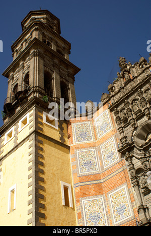 Talavera piastrelle facciata del Templo la chiesa di San Francisco nella città di Puebla, Messico Foto Stock