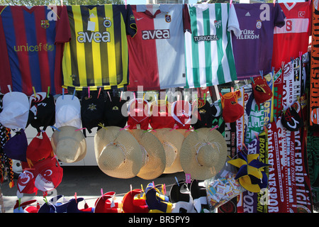 Venditore a vendere calcio replica shirt e cappelli ad Istanbul in Turchia Foto Stock