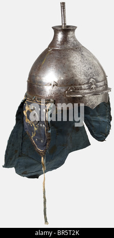 Casco di un ufficiale cinese (niru), Dinastia Qing, cranio in ferro saldato in ottone da 17th/18th secolo con corona rivettata e presa a pennacchio alta e sottile (avvitata, ma allentata), similmente bordo rivettato con picco curvo. Guanciali in tessuto e rivettati al cranio, guanciali e protezione del collo con piastre metalliche rivettate(!), inoltre ricoperti di tessuto blu scuro decorato con ricami in seta policroma e bordato con broccato di seta, la bordatura circostante di capelli neri del cavallo. La protezione del collo sormontata da una fascia di seta fortemente indossata con il nome e il rango, Foto Stock