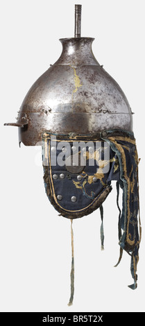 Casco di un ufficiale cinese (niru), Dinastia Qing, cranio in ferro saldato in ottone da 17th/18th secolo con corona rivettata e presa a pennacchio alta e sottile (avvitata, ma allentata), similmente bordo rivettato con picco curvo. Guanciali in tessuto e rivettati al cranio, guanciali e protezione del collo con piastre metalliche rivettate(!), inoltre ricoperti di tessuto blu scuro decorato con ricami in seta policroma e bordato con broccato di seta, la bordatura circostante di capelli neri del cavallo. La protezione del collo sormontata da una fascia di seta fortemente indossata con il nome e il rango, Foto Stock