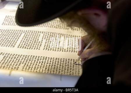 Un nuovo Sefer Torah (cinque libri di Mosè) essendo scritta a mano con un tubetto e inchiostro su pergamena gevil da una punta per tracciare. Stamford Hill. Foto Stock
