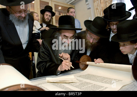 Un nuovo Sefer Torah essendo completato da Alessandria Rebbe prima di essere esibiti alla sinagoga. Stamford Hill, Londra. Foto Stock
