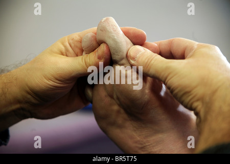 Esecuzione di un acupressure del piede massaggio, una medicina tradizionale cinese la tecnica. Foto Stock